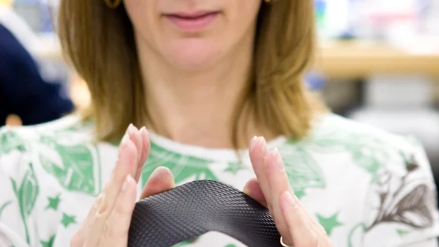 Superglass（スーパーグラス）のシェルの剛性を確認している様子